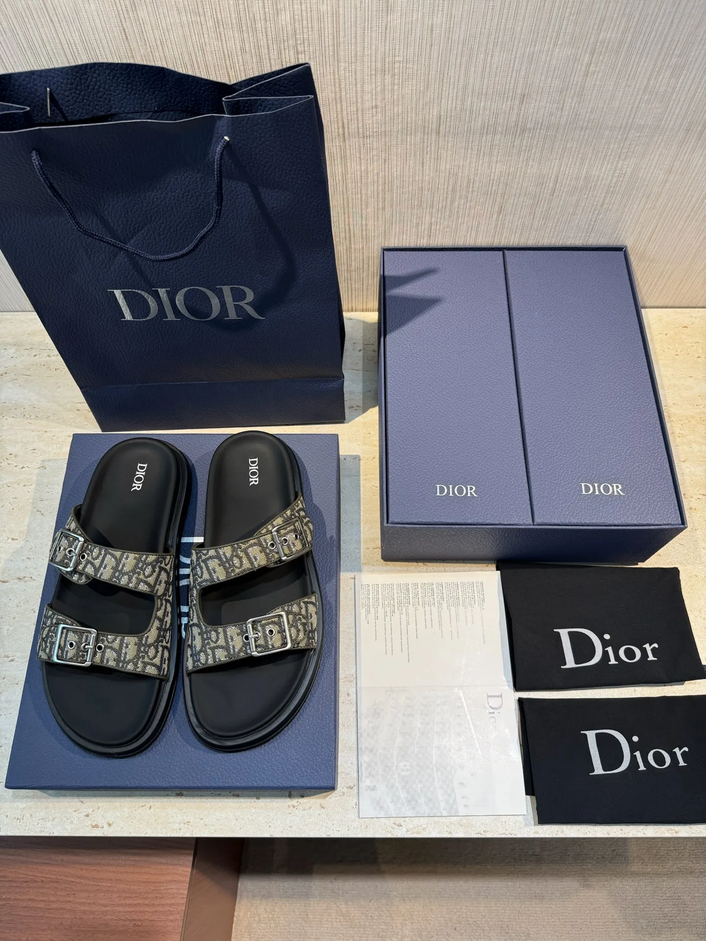 Factory price: 320💰Djia Aqua men's slippers and sandals, Dior's Aqua sandals are elegant and casual. The cross-strap design is reinterpreted in CD Diamond canvas, inspired by the brand's archives. Finished with a branded logo and tonal notch sole, they can be worn easily with shorts or jeans for a sophisticated look. Size:39-44(38 45 customized)
